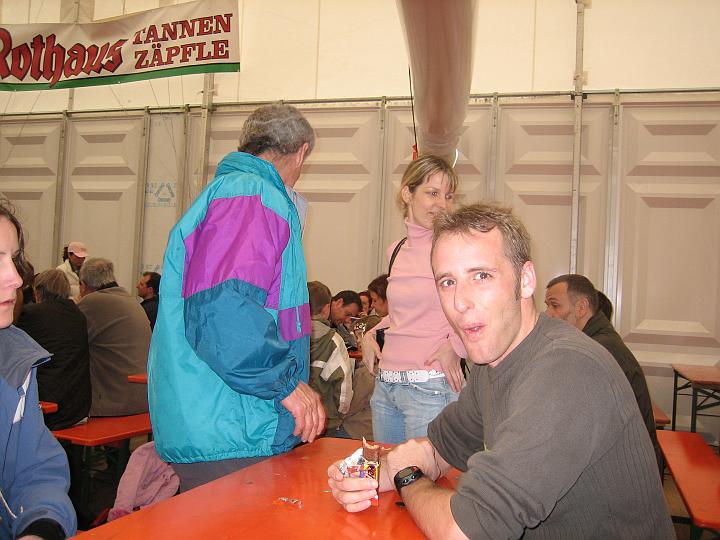 Den Riegel hat er sich mit seinen 3:42:0h beim ersten Marathon verdient... Glckwunsch