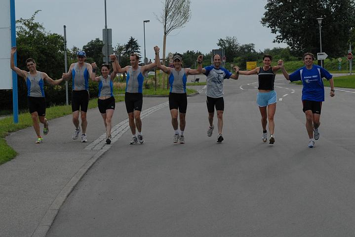 Zieleinlauf in Immenstaad (v.l Thomas, Christian, Petra, Stefan, Domenico, Klaus, Eva und Roland. Auf dem Bild fehlen: Jrgen und Peter