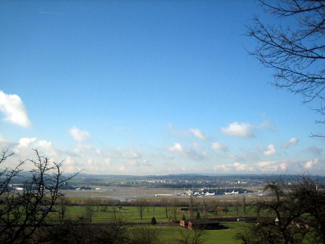 Kleiner Waldweg mit Blick ber den Flughafen�