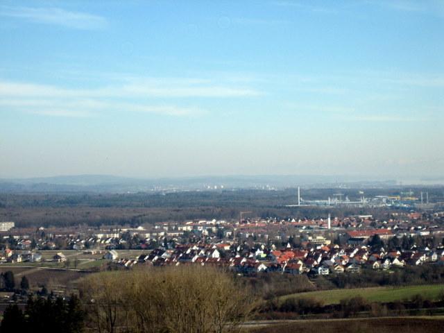 Deshalb hat Singen den Ruf einer ?Arbeiterstadt?... Industrie im Hintergrund. Den Bodensee kann man auch noch ein bischen erkennen...�
