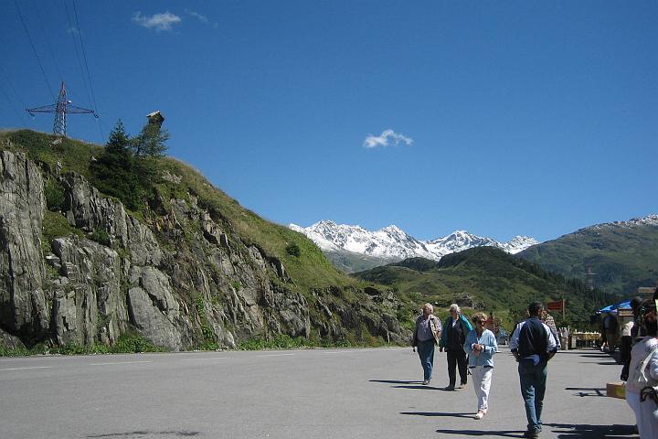 Hoch oben auf dem Arlberg-Pass. Die ganzen Touris kommen nat�rlich per Bus