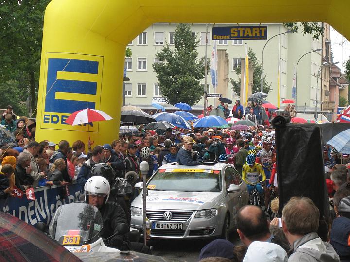 Vor dem Start zur Deutschlandtour Etappe in Singen.
Jan Ullrich bis zum Startschuss von Reportern umlagert