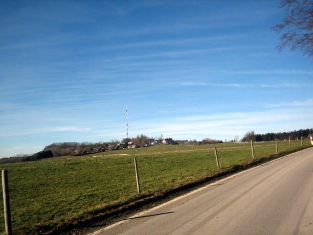Dort hinten bei der Antenne ist das Ziel auf dem ?Hchsten?, also nicht mehr weit. Hier eine kurze Flache Passage bevor es gegen Ende noch ein kleines bischen steiler wird�