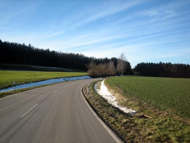 Auf dem Weg von Illwangen Richtung Illmensee. Guter Asphalt�