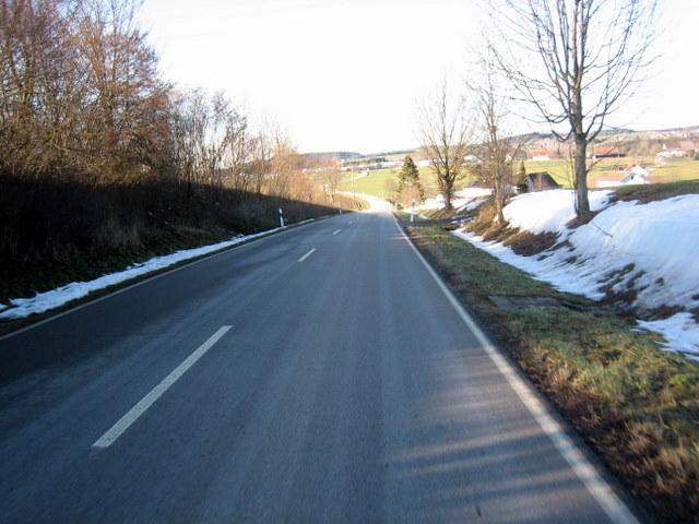 Nochmal leicht absch�ssige Stra�e zur�ck Richtung Illmensee 