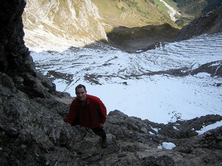 Dirk am Klettersteig. Hinter ihm geht es mehrere hundert Meter tief runter 