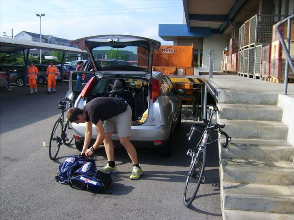 Am Parkplatz in Rapperswil, letzte Vorbereitungen am Rad�