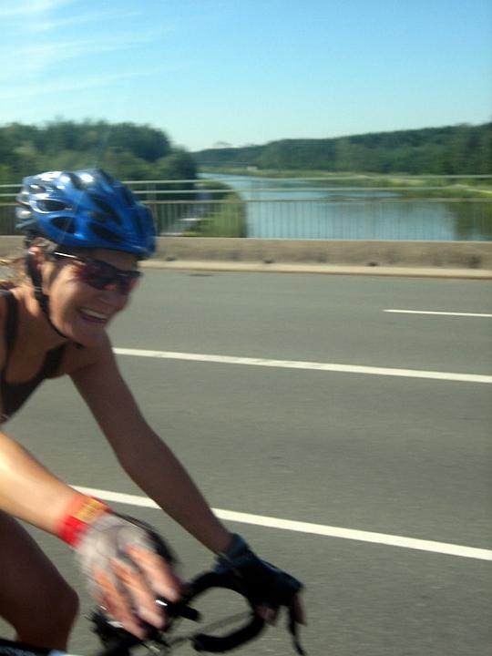 Eva auf der Radstrecke 