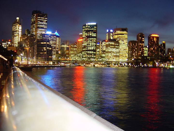 Sydney-Skyline am Abend, vom Opernhaus aus gesehen