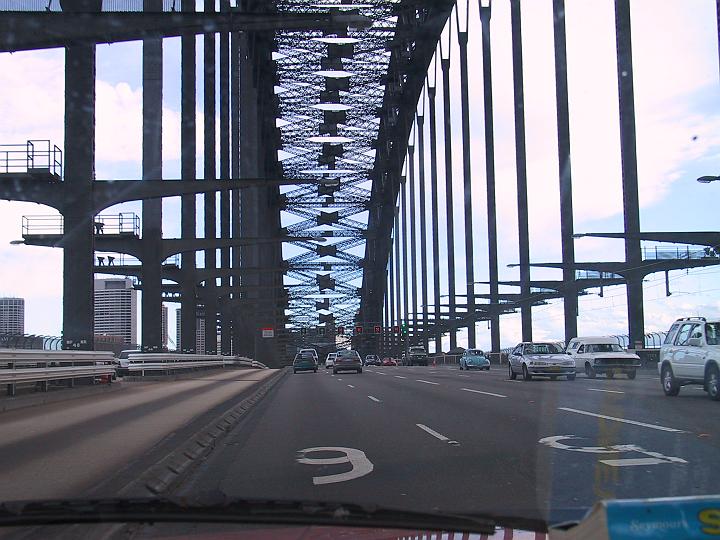 Auf der Harbour-Bridge Richtung Sydney