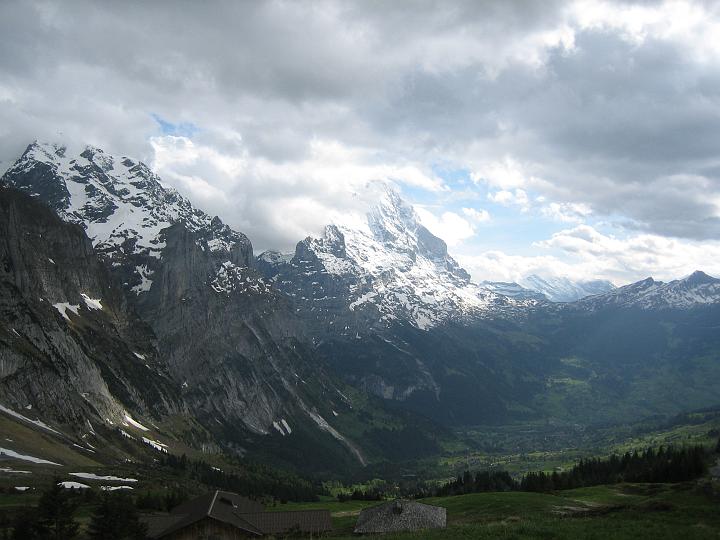 Im Hintergrund sieht man die Jungfau (in den Wolken)